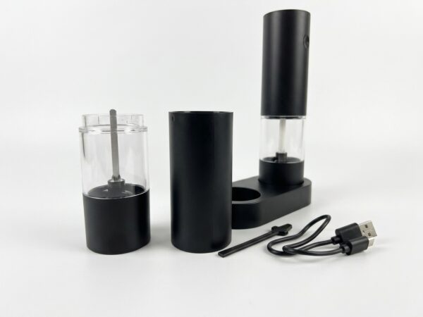 Molinillo eléctrico desarmado con sus partes Molinillo eléctrico desarmado que muestra el recipiente transparente, el cuerpo, la base y el cable USB