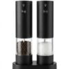 Set molinillos eléctricos sal y pimienta con base Set de dos molinillos eléctricos negros de sal y pimienta sobre su base de apoyo